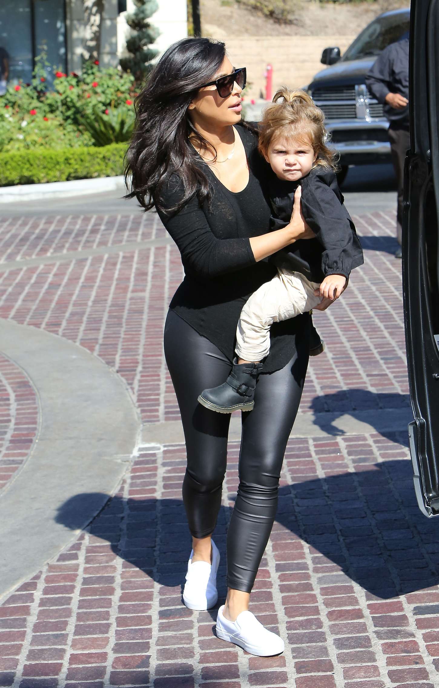 Kim-Kardashian-in-Leggings-1