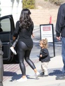 Kim-Kardashian-in-Leggings-3