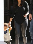 Kim-Kardashian-in-Leggings-4