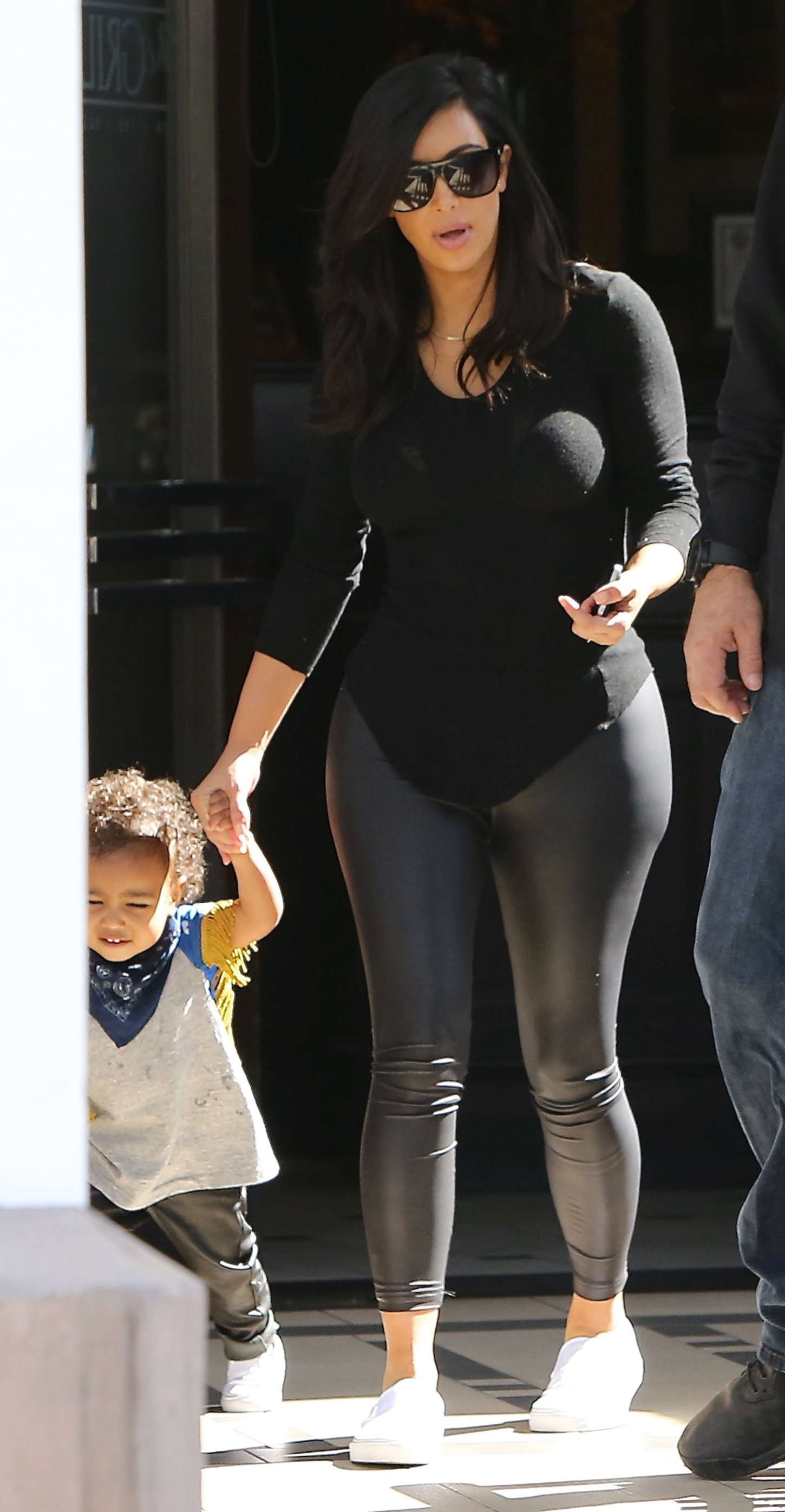 Kim-Kardashian-in-Leggings-4