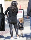 Kim-Kardashian-in-Leggings-5