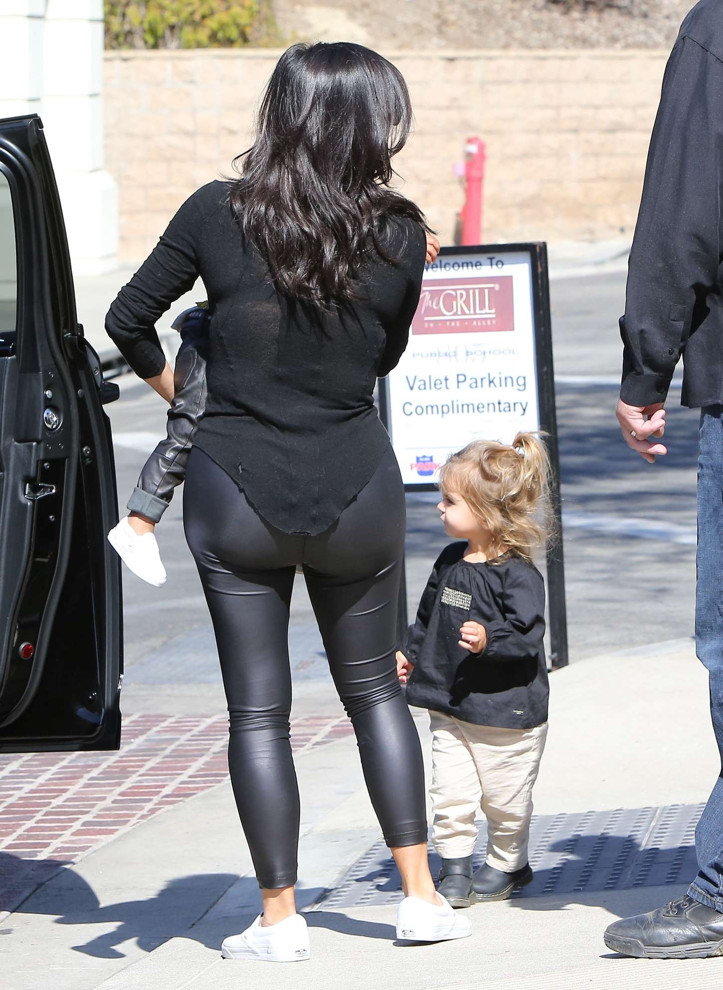 Kim-Kardashian-in-Leggings-5