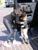 Kim-Kardashian-in-Leggings-8