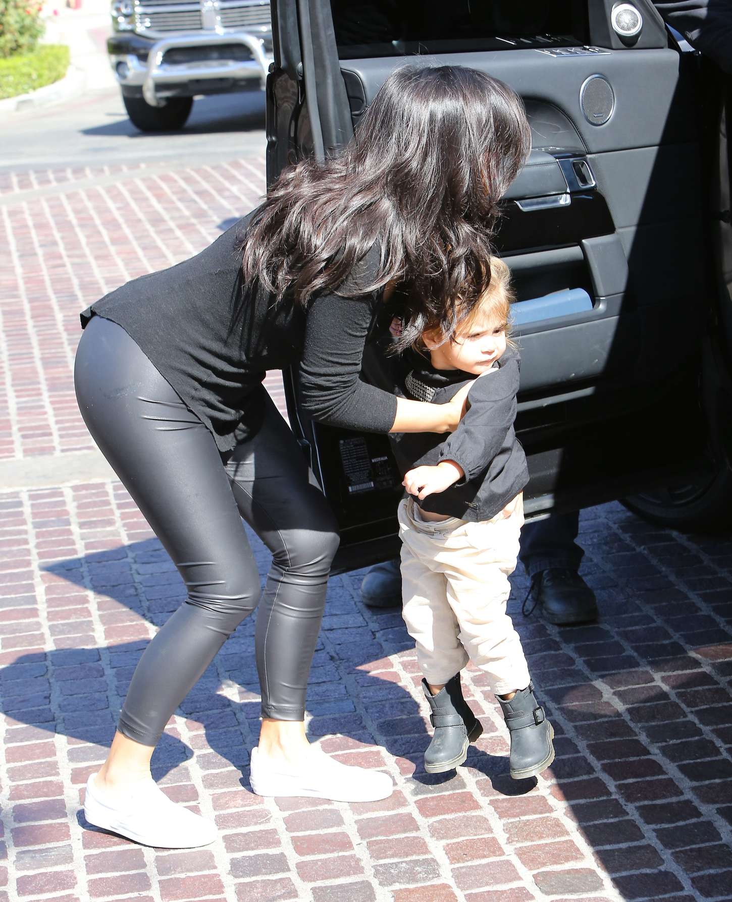 Kim-Kardashian-in-Leggings-8