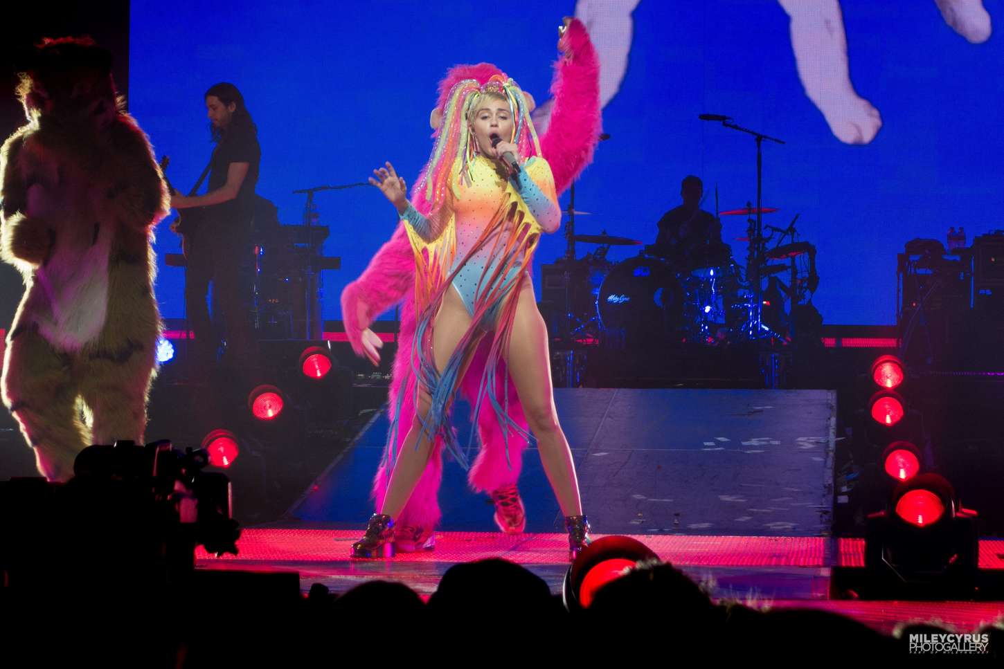 Miley-Cyrus-Bangerz-Tour-Adelaide-8