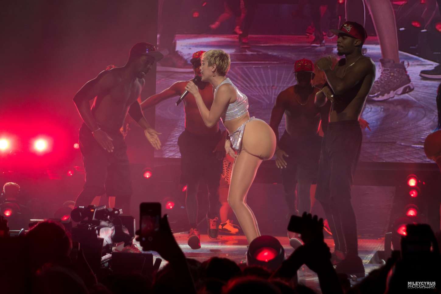 Miley-Cyrus-Bangerz-Tour-Adelaide-9
