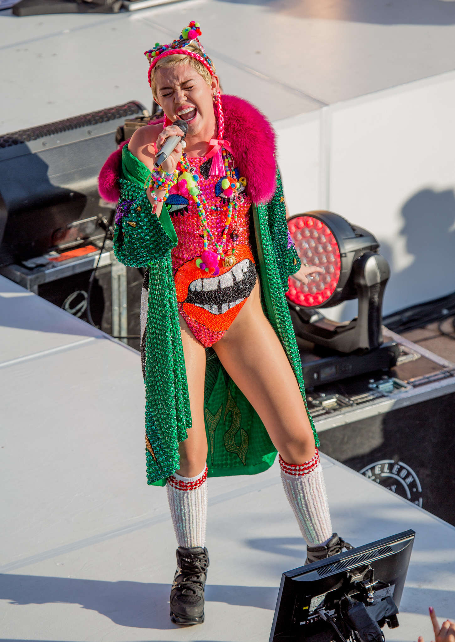 Miley-Cyrus-at-Sunrise-Morning-TV-11