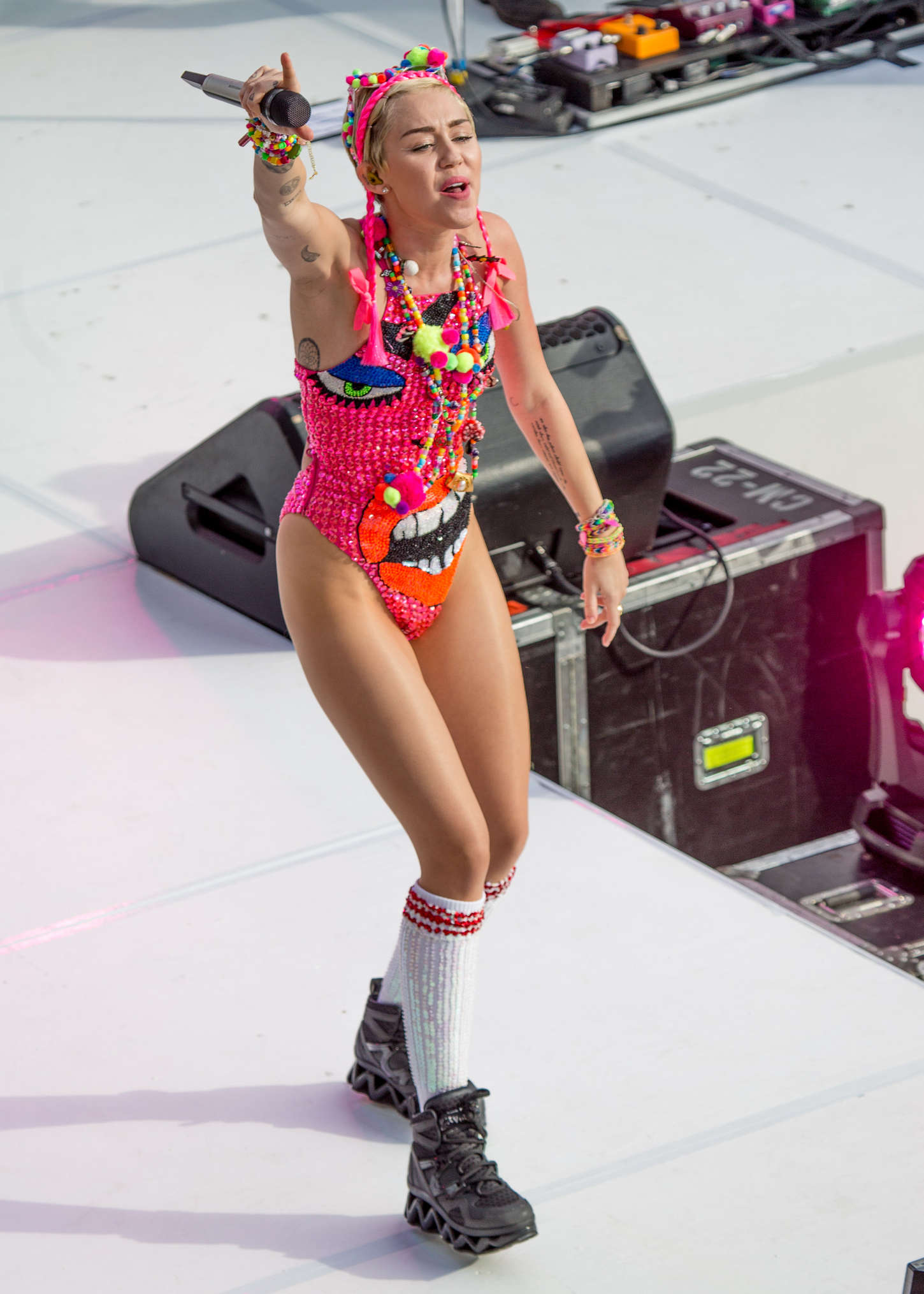 Miley-Cyrus-at-Sunrise-Morning-TV-16