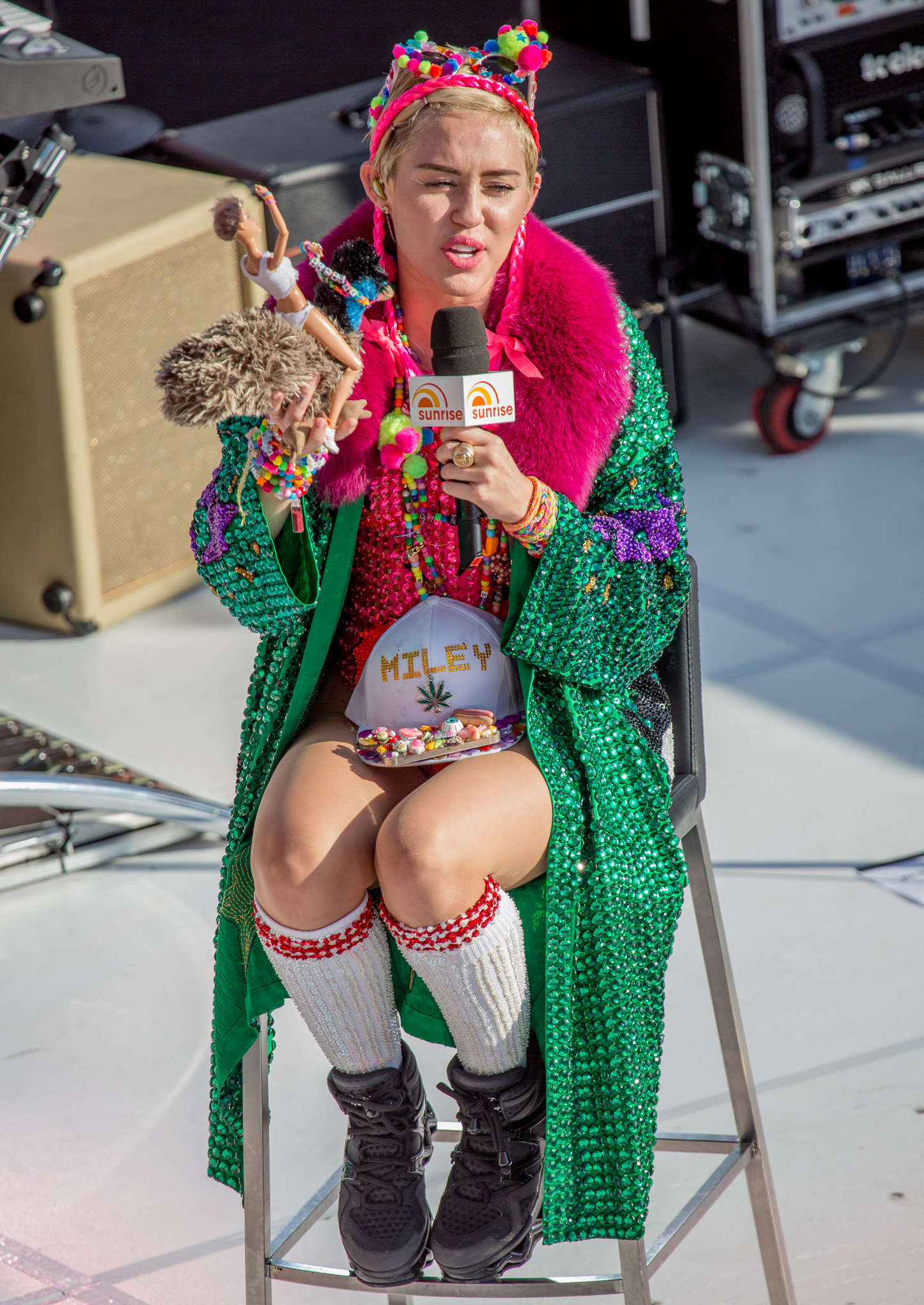 Miley-Cyrus-at-Sunrise-Morning-TV-22