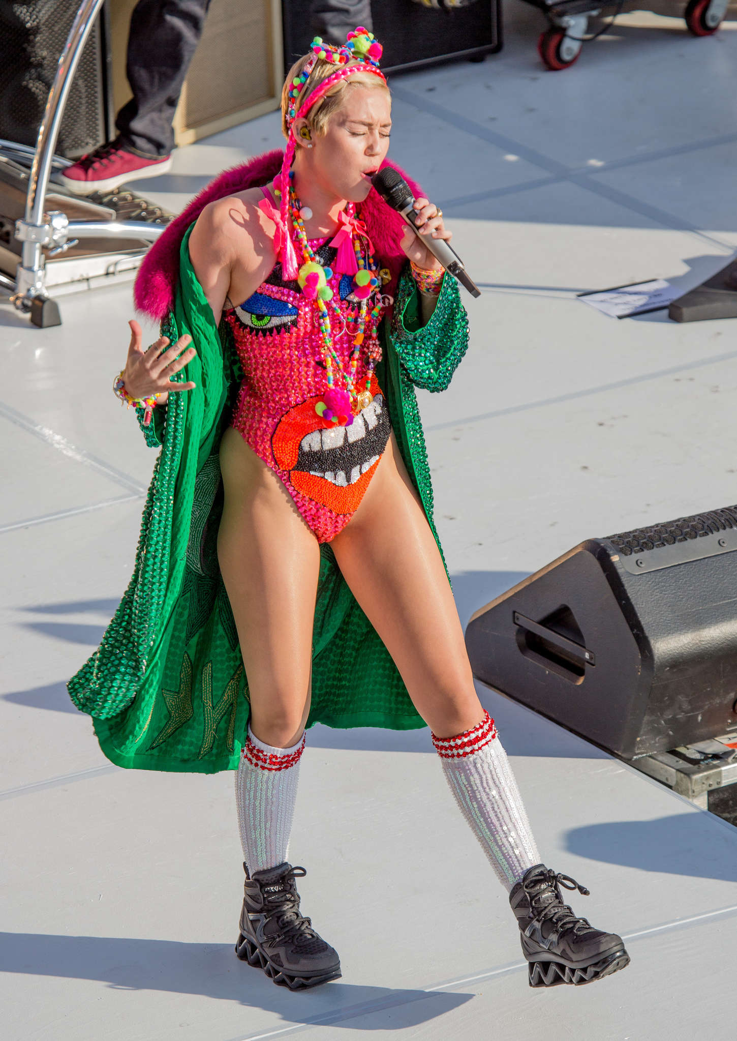 Miley-Cyrus-at-Sunrise-Morning-TV-27