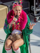 Miley-Cyrus-at-Sunrise-Morning-TV-4