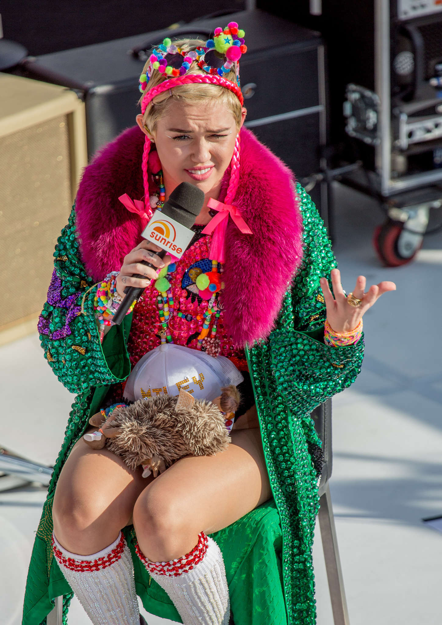 Miley-Cyrus-at-Sunrise-Morning-TV-4