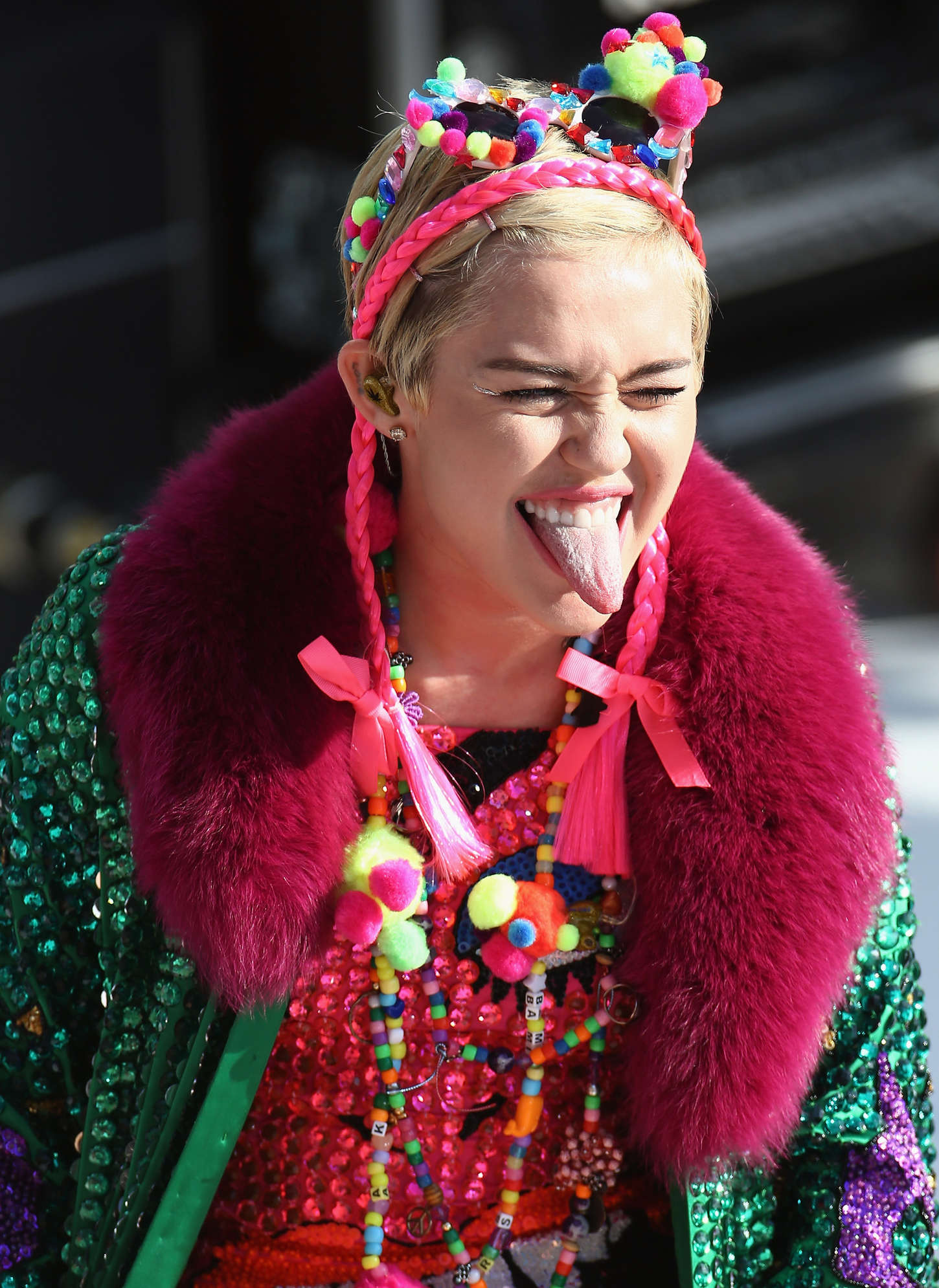 Miley-Cyrus-at-Sunrise-Morning-TV-5