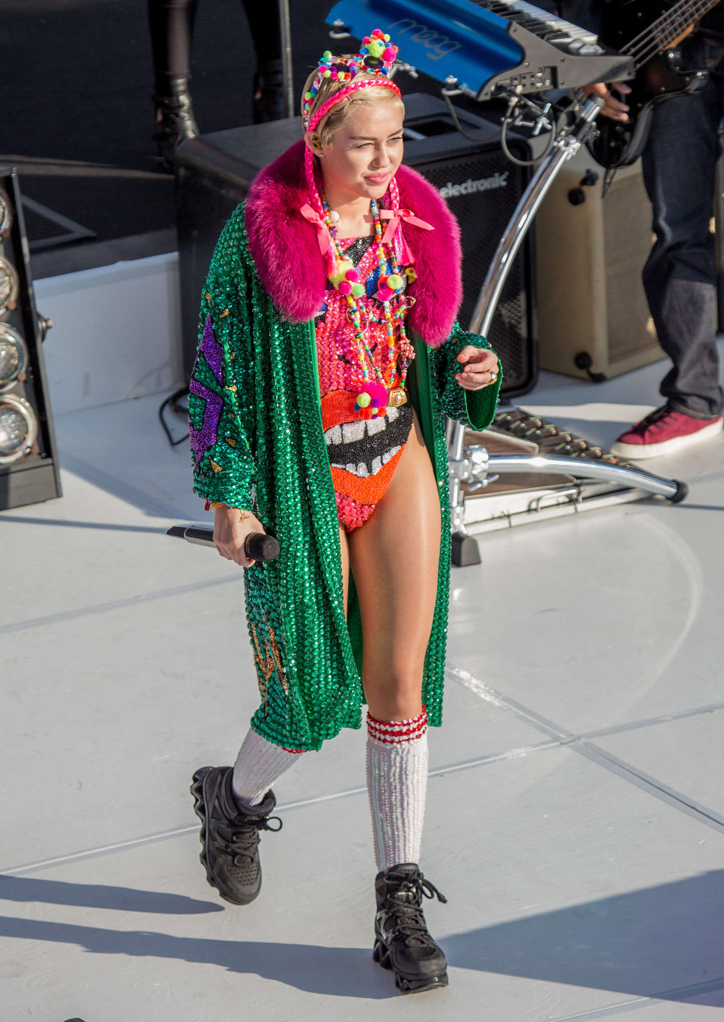 Miley-Cyrus-at-Sunrise-Morning-TV-6