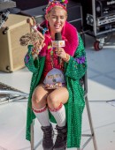 Miley-Cyrus-at-Sunrise-Morning-TV-7