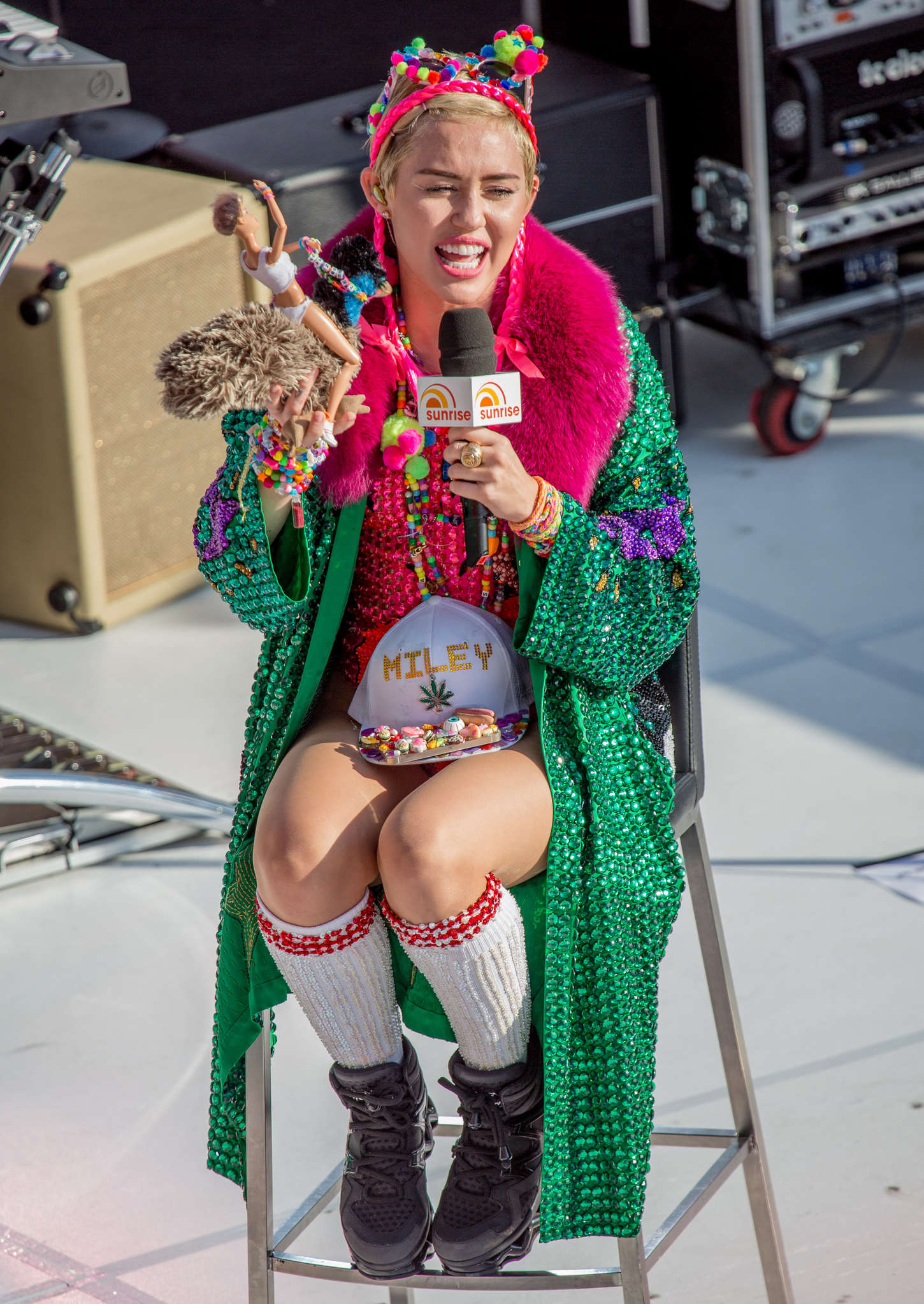 Miley-Cyrus-at-Sunrise-Morning-TV-7