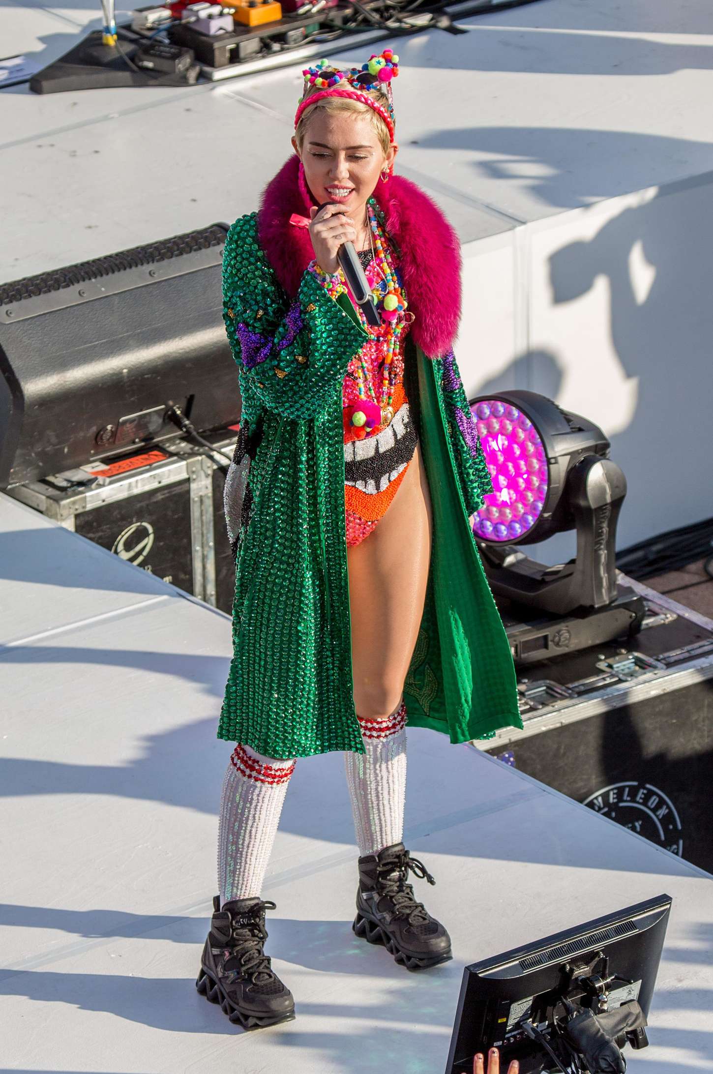 Miley-Cyrus-at-Sunrise-Morning-TV-8