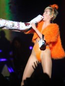Miley-Cyrus-on-Bangerz-Tour-in-Buenos-Aires-3