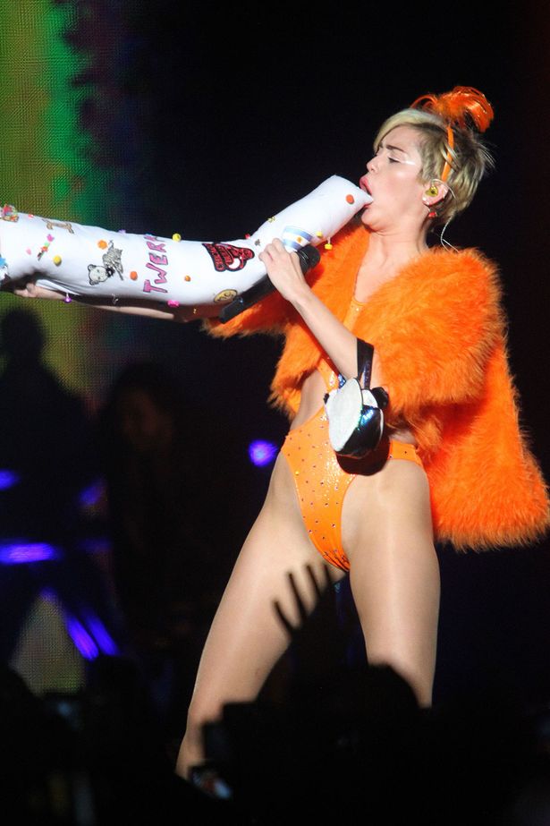 Miley-Cyrus-on-Bangerz-Tour-in-Buenos-Aires-3