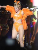 Miley-Cyrus-on-Bangerz-Tour-in-Buenos-Aires-5