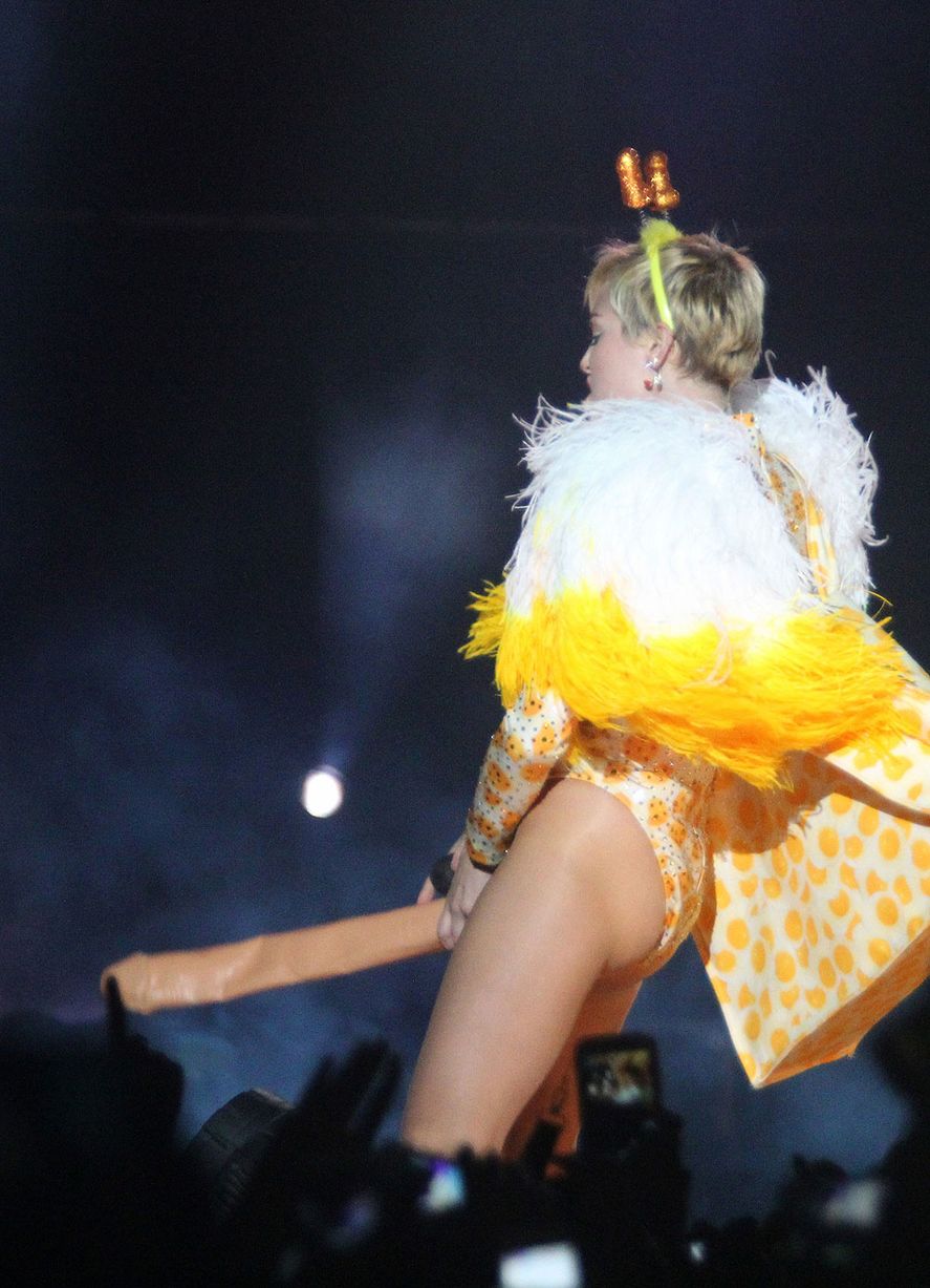 Miley-Cyrus-on-Bangerz-Tour-in-Buenos-Aires-6