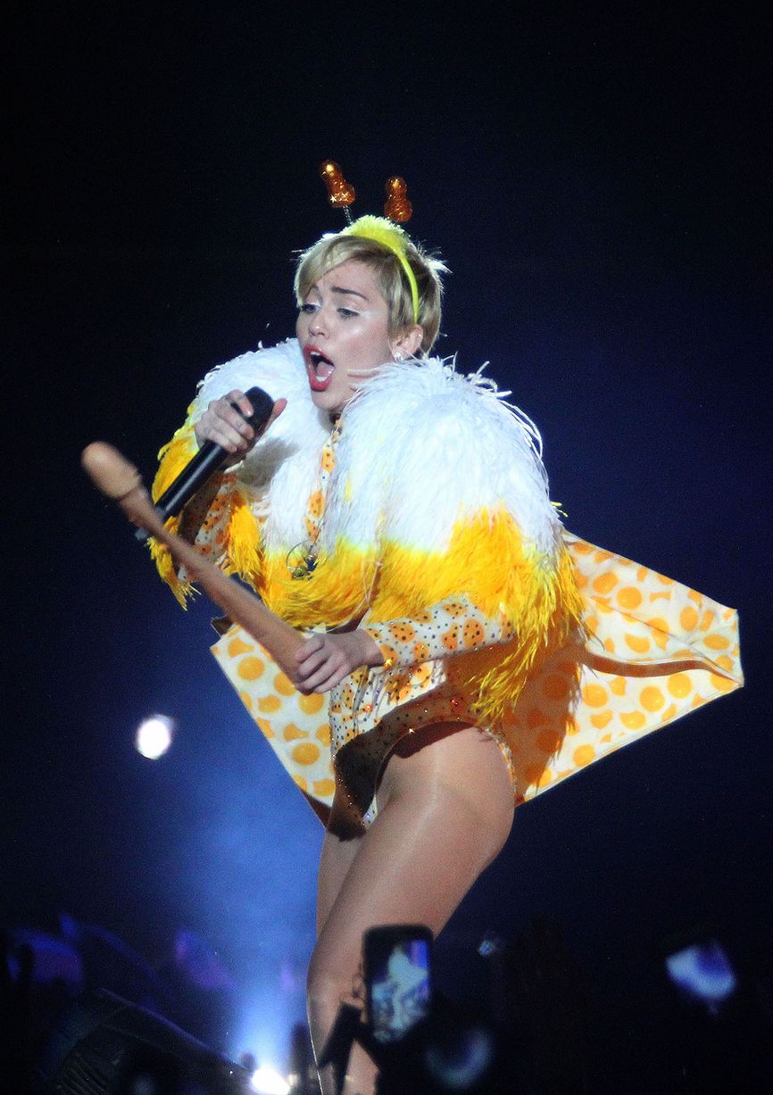 Miley-Cyrus-on-Bangerz-Tour-in-Buenos-Aires-7