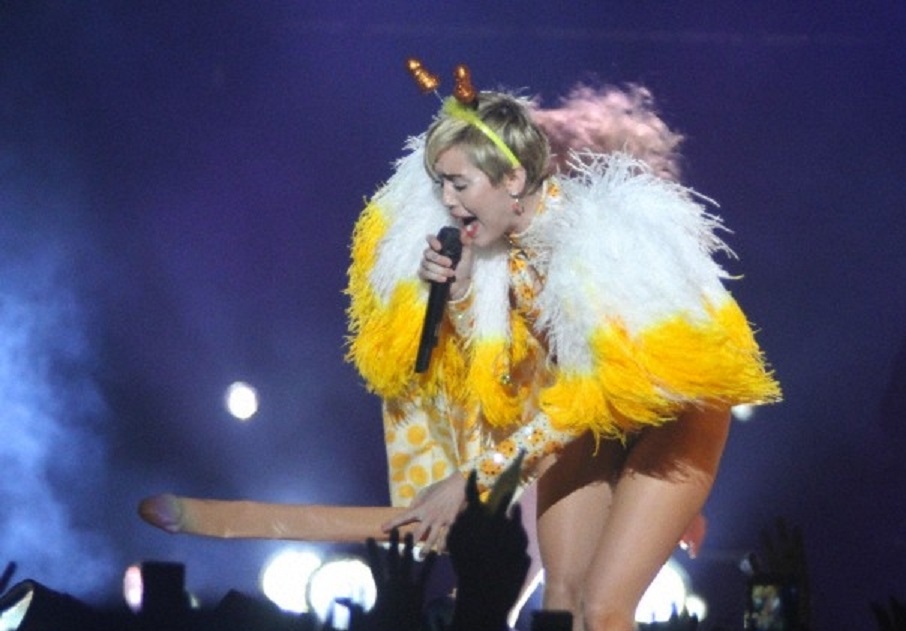 Miley-Cyrus-on-Bangerz-Tour-in-Buenos-Aires-8