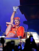 Miley-Cyrus-on-Bangerz-Tour-in-Perth-10