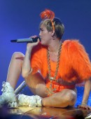 Miley-Cyrus-on-Bangerz-Tour-in-Perth-15