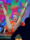 Miley-Cyrus-on-Bangerz-Tour-in-Perth-16