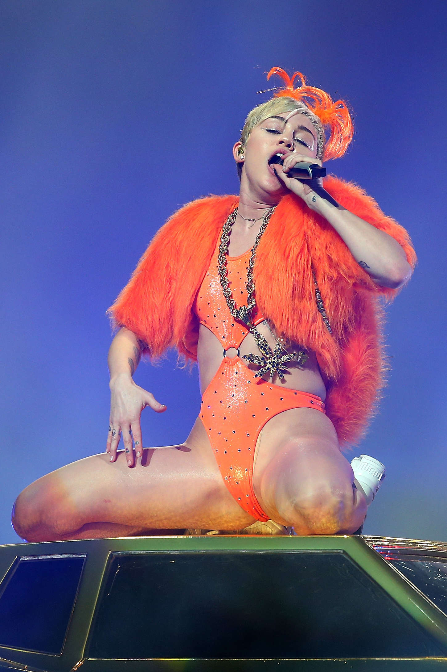 Miley-Cyrus-on-Bangerz-Tour-in-Perth-17