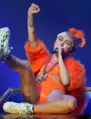 Miley-Cyrus-on-Bangerz-Tour-in-Perth-18