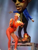 Miley-Cyrus-on-Bangerz-Tour-in-Perth-3