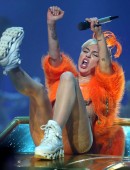 Miley-Cyrus-on-Bangerz-Tour-in-Perth-8