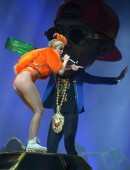 Miley-Cyrus-on-Bangerz-Tour-in-Perth-9