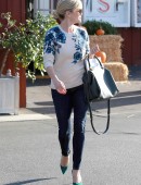 Floral beauty Reese Witherspoon has lunch at the Brentwood Country Mart