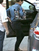 Katie-Holmes-in-Jeans-5