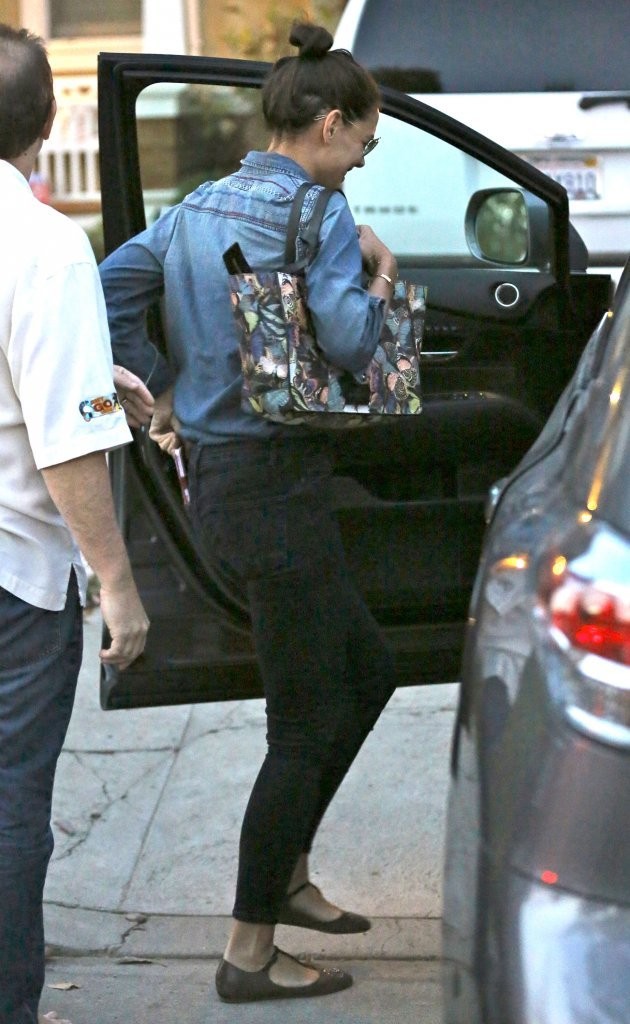 Katie-Holmes-in-Jeans-5