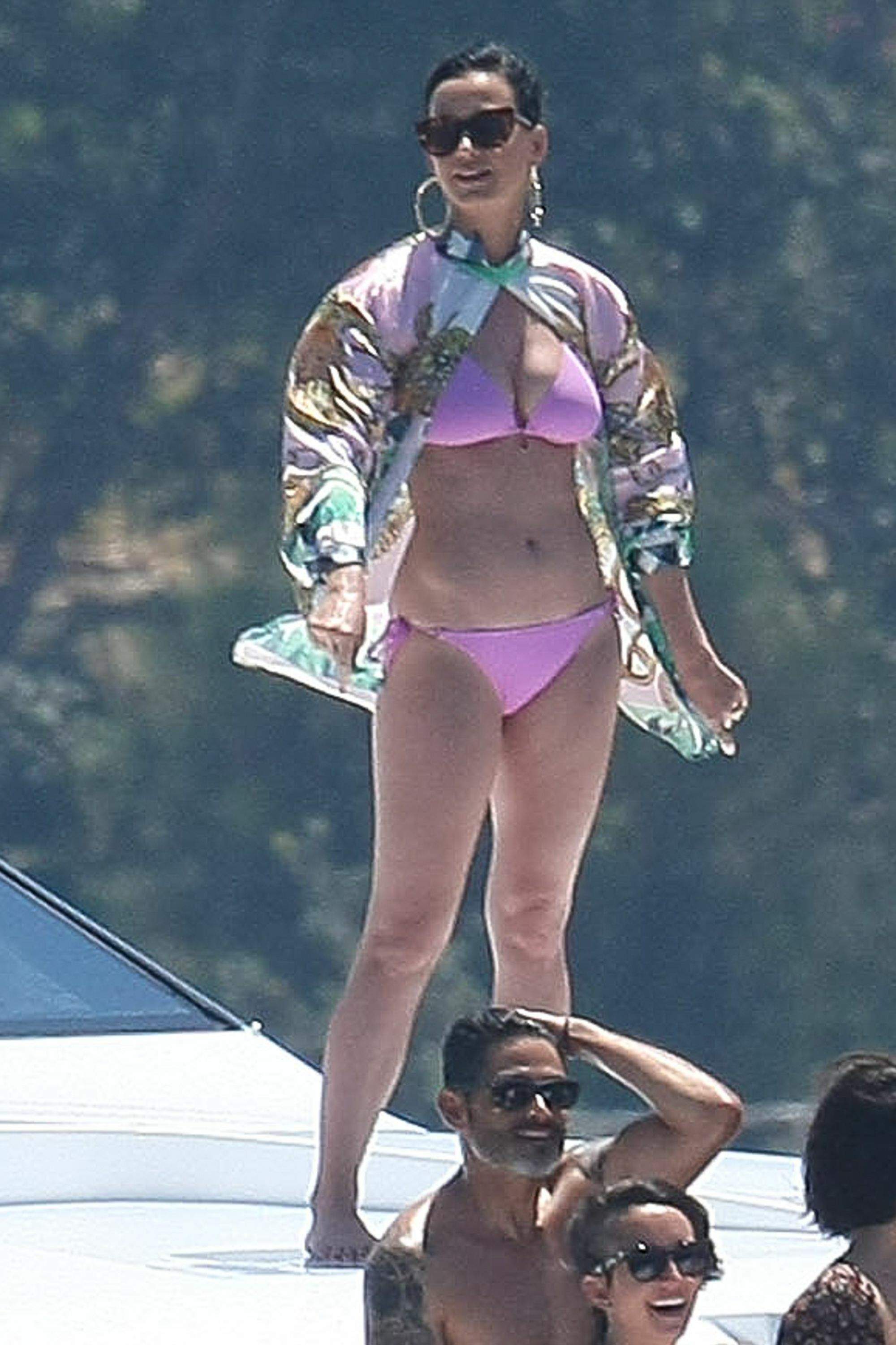 Katy-Perry-in-Pink-Bikini-23