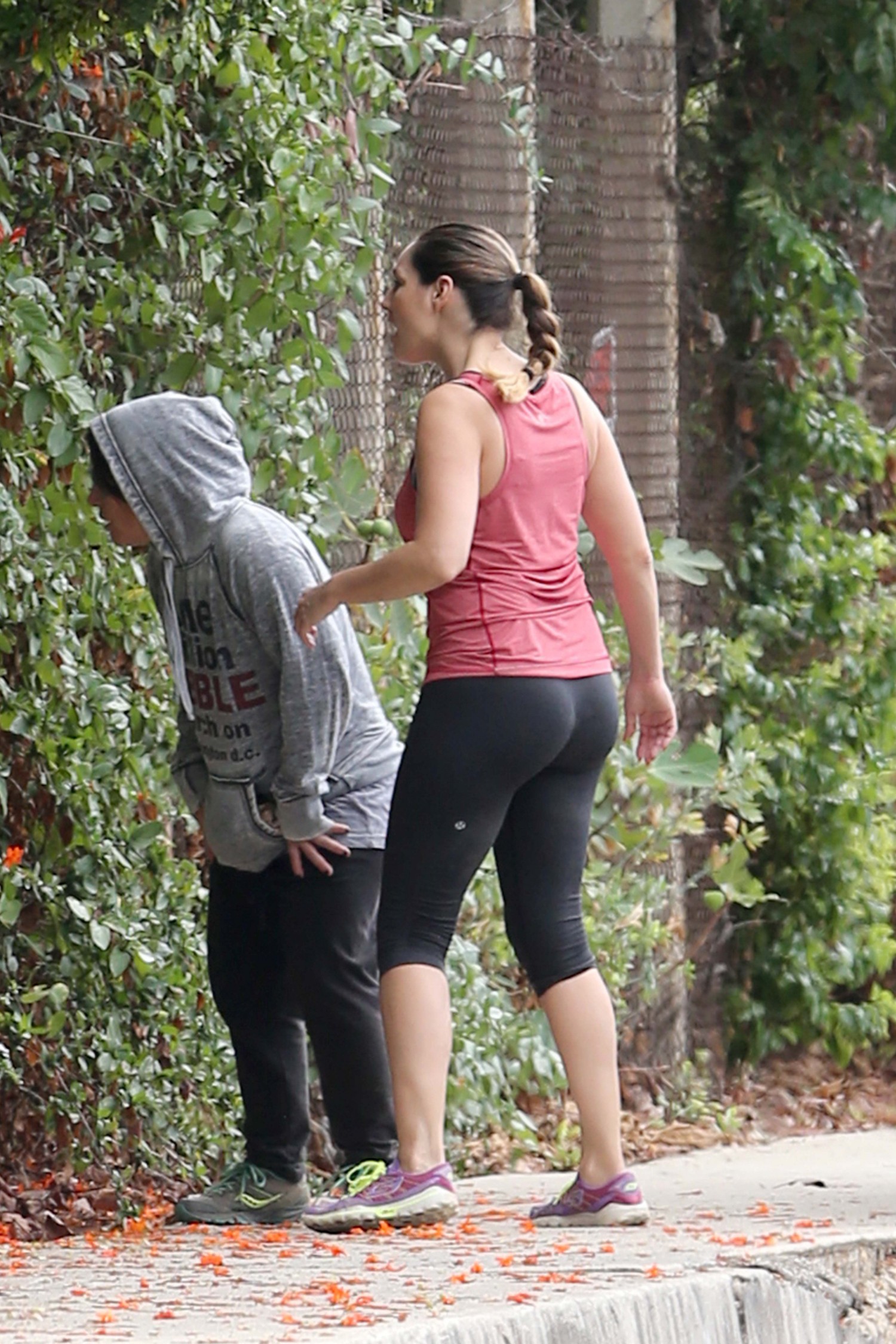 Kelly-Brook-Booty-in-Tights-5