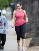 Kelly-Brook-Booty-in-Tights-8