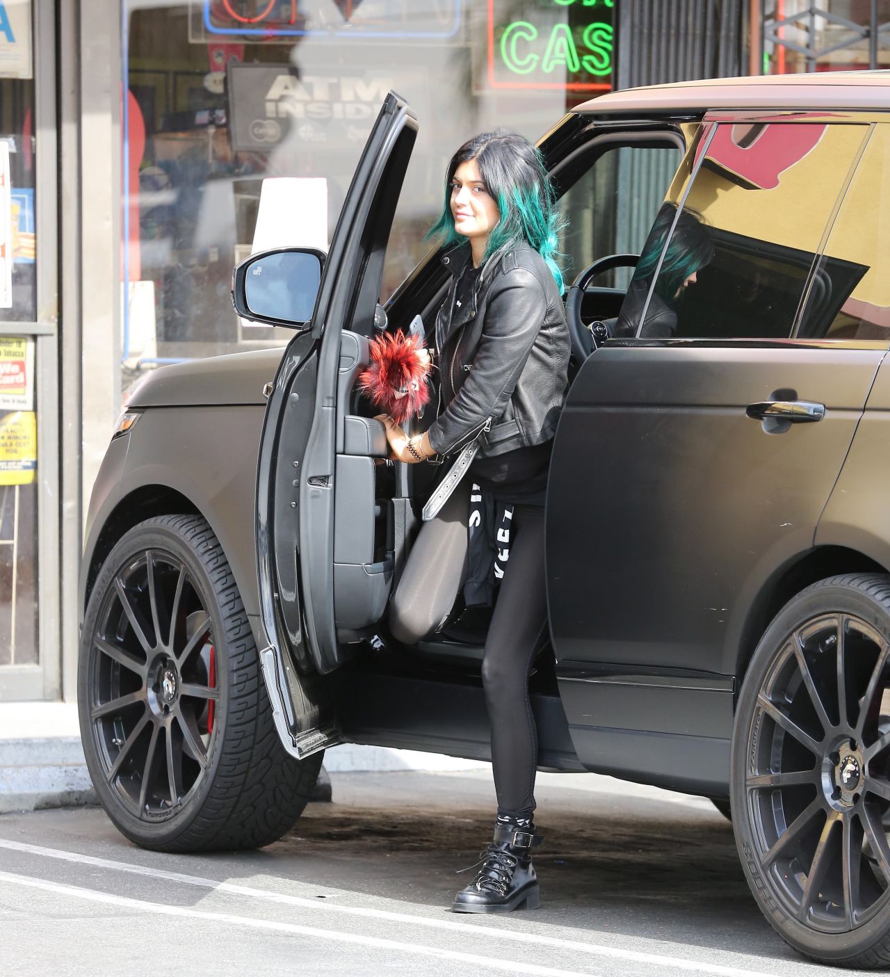 Kylie-Jenner-in-Tights-3