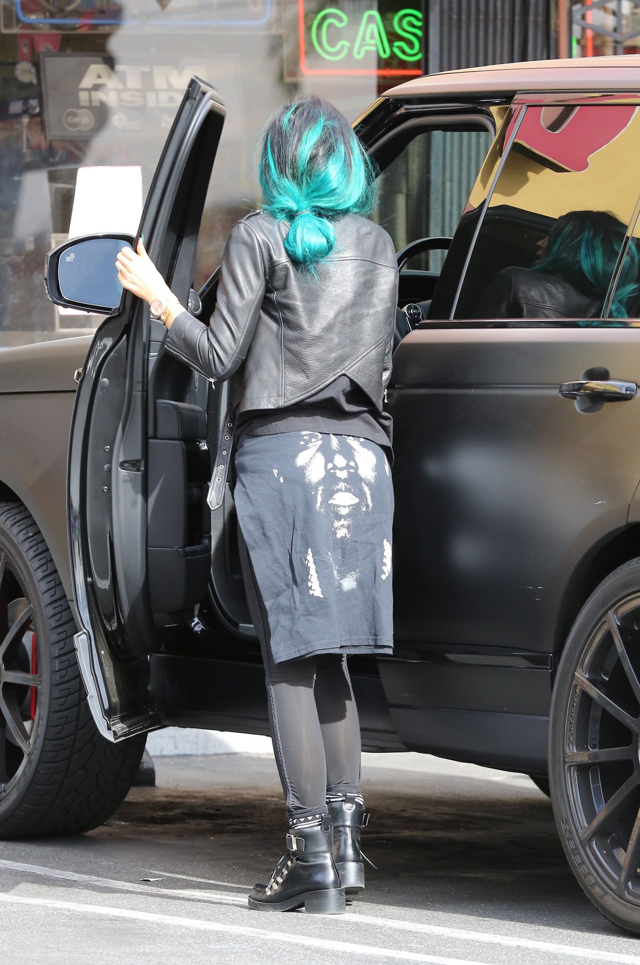 Kylie-Jenner-in-Tights-6