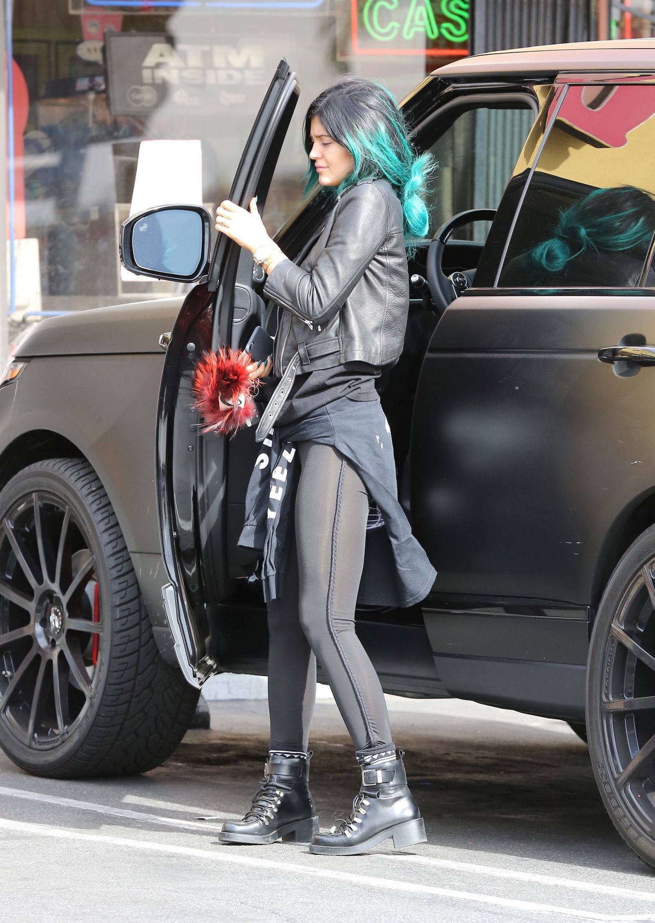 Kylie-Jenner-in-Tights-9