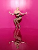 Miley-Cyrus-Golden-Lady-Rock-Your-Legs-2014-4