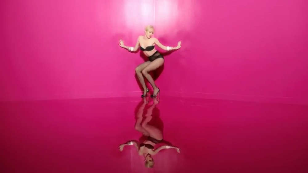 Miley-Cyrus-Golden-Lady-Rock-Your-Legs-2014-4