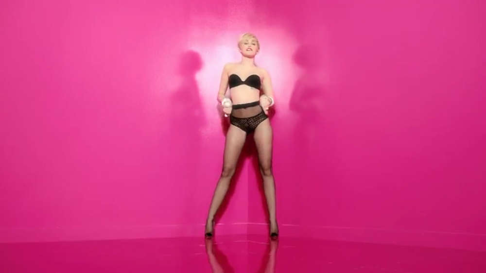 Miley-Cyrus-Golden-Lady-Rock-Your-Legs-2014-6