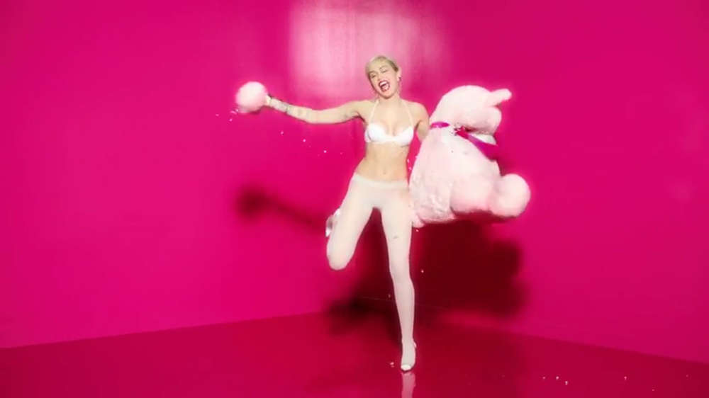 Miley-Cyrus-Golden-Lady-Rock-Your-Legs-2014-9