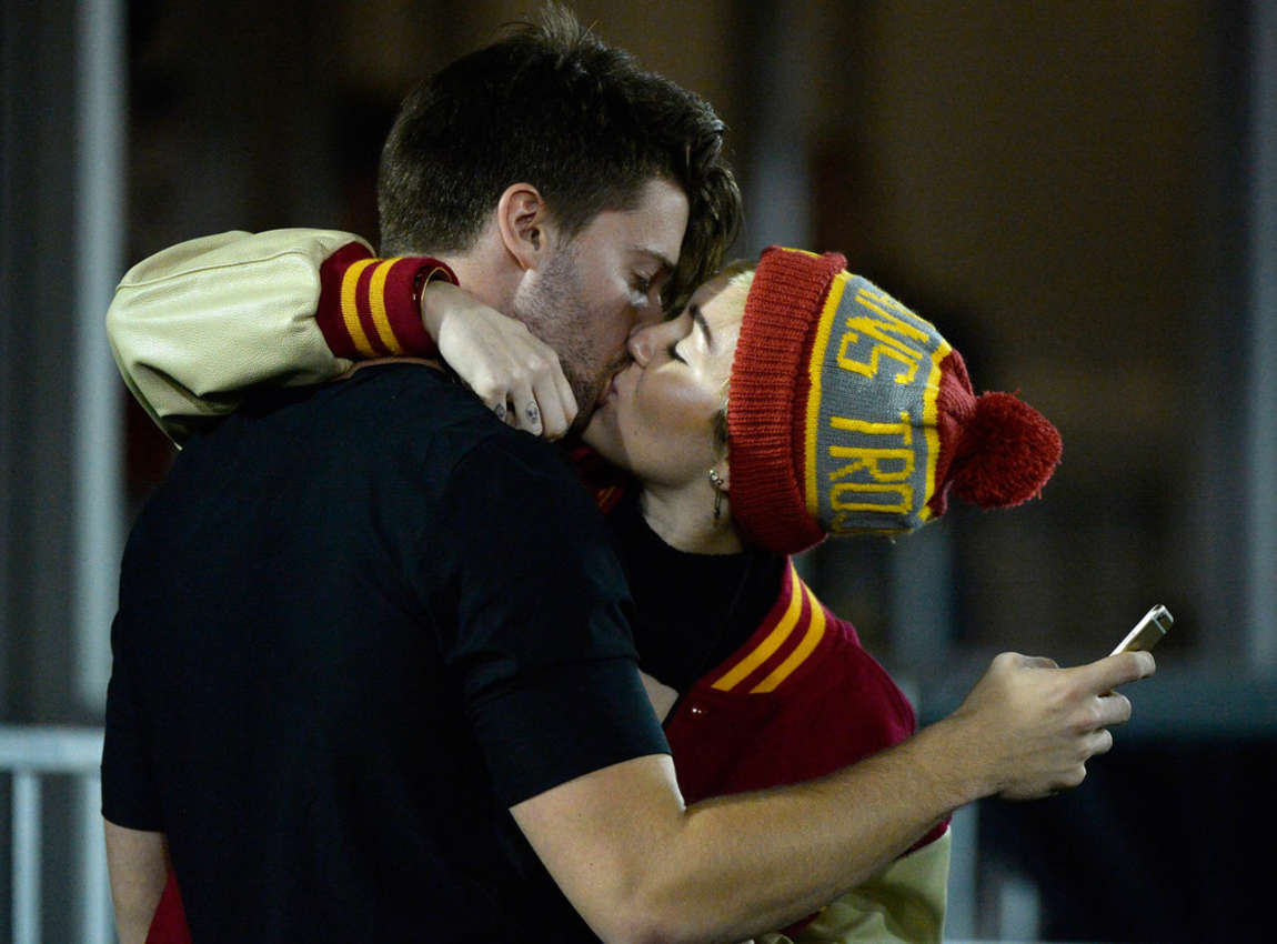 Miley-Cyrus-and-Patrick-Schwarzenegger-Kiss-3
