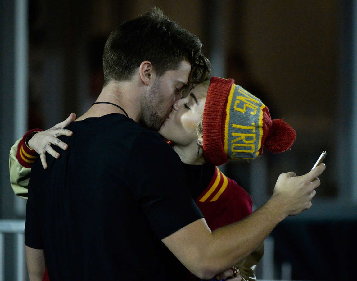 Miley-Cyrus-and-Patrick-Schwarzenegger-Kiss-4